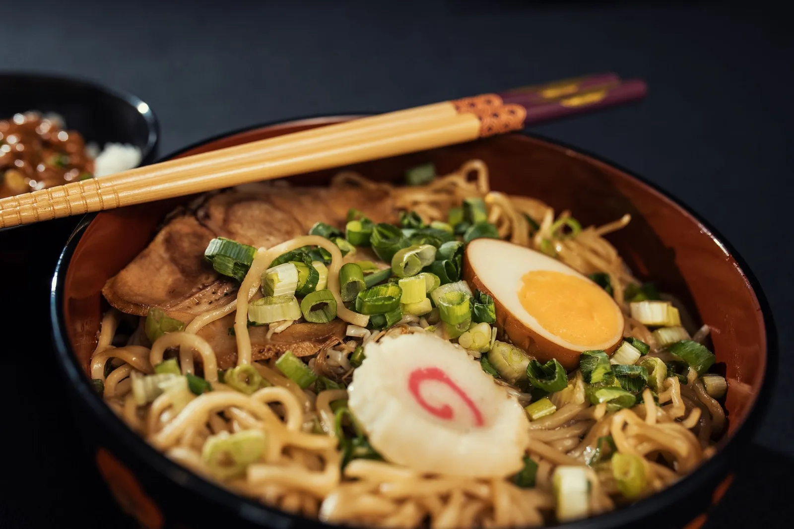 湯気の立つ濃厚醤油らぁ麺